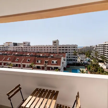 Homeforguest Modern And Recently Renovated In Arona Appartamento