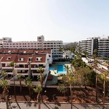 Homeforguest Modern And Recently Renovated In Arona Appartamento